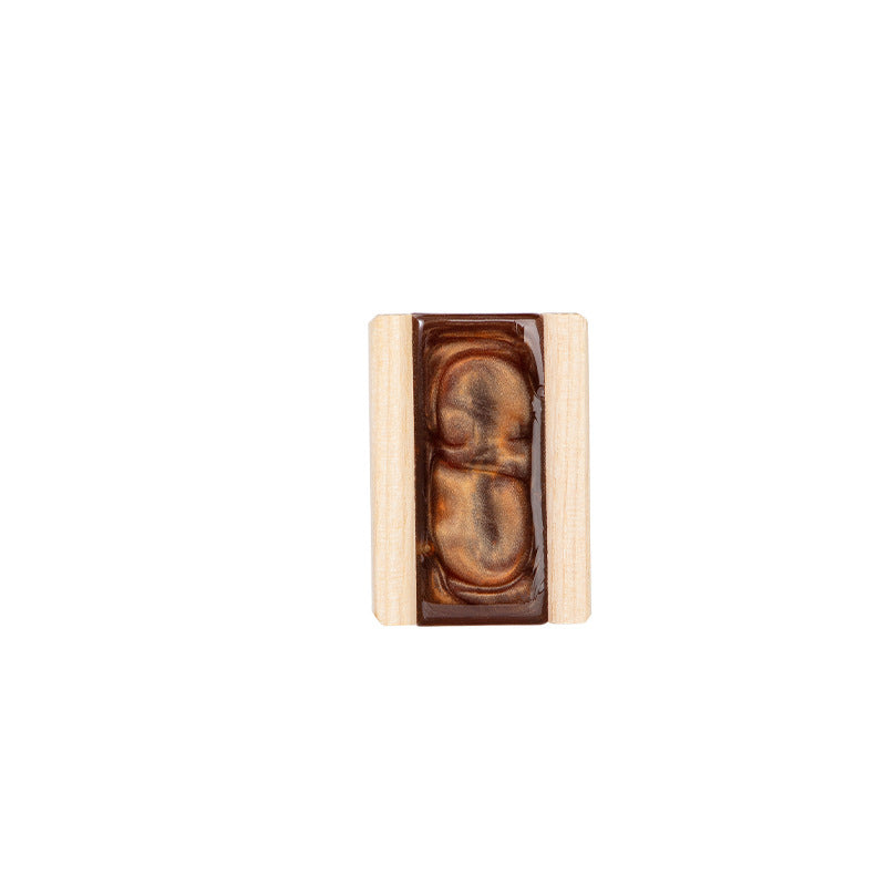 Natural rosin block for violins